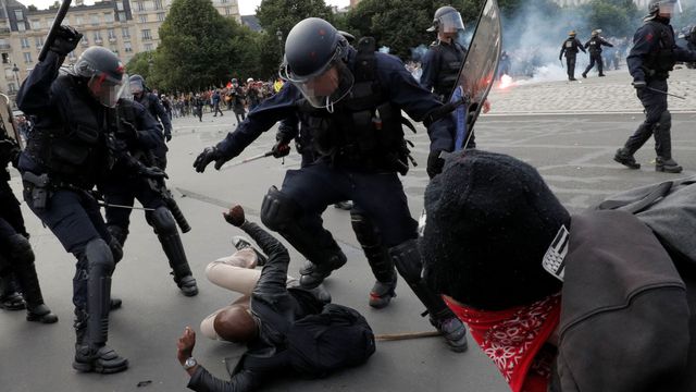 Résultat de recherche d'images pour "répression policière gilets jaunes"